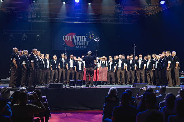 Grosssformation Jodlerklubs- Country Night Gstaad 2024